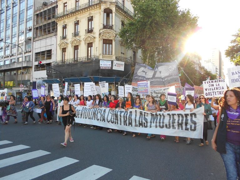 Crítica: Cada 30 horas (2016), de Alejandra Perdomo