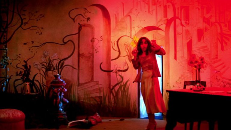 Mia Goth habló sobre la nueva versión de «Suspiria»
