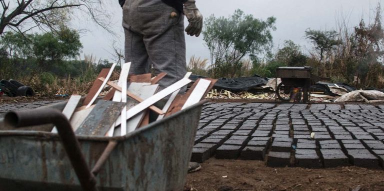 Construir TV estrena en exclusiva “Barro y Fuego”, documental sobre el crudo negocio de los ladrillos